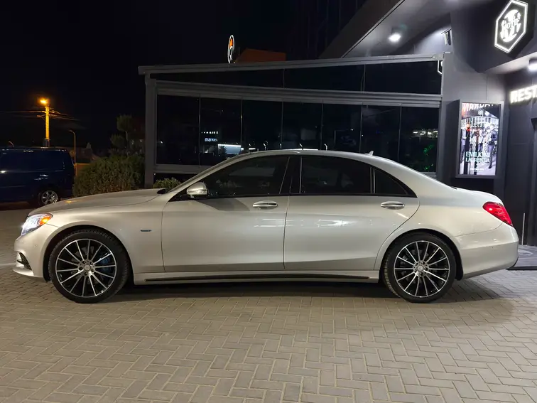 Mașina Mercedes-Benz S 550e pentru chirie auto Moldova
