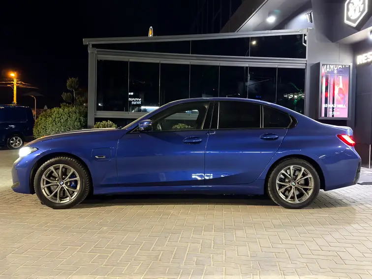 Mașina BMW 330e G20 LCI pentru chirie auto Moldova