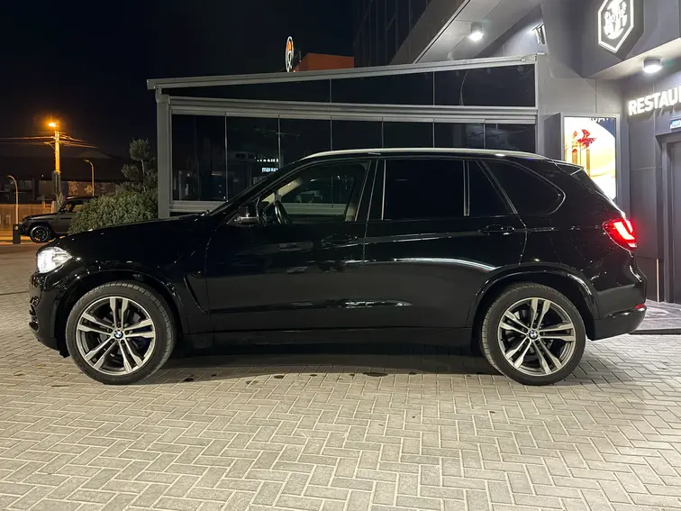 Mașina BMW X5 F15 xDrive25d pentru chirie auto Moldova