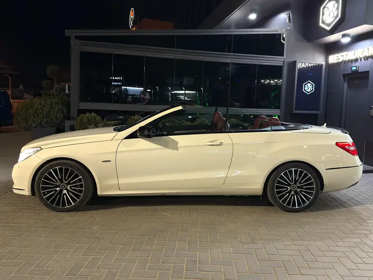 Mașina Mercedes-Benz E 220 Cabrio pentru chirie auto Moldova