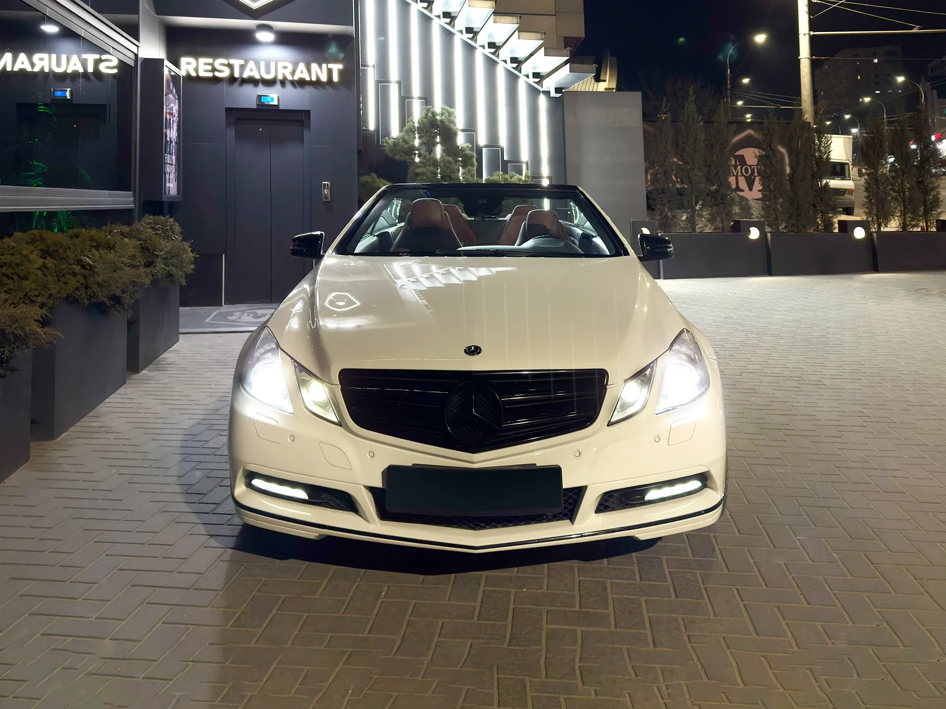 Închiriere Mercedes-Benz E 220 Cabrio în Moldova - AutoTerra